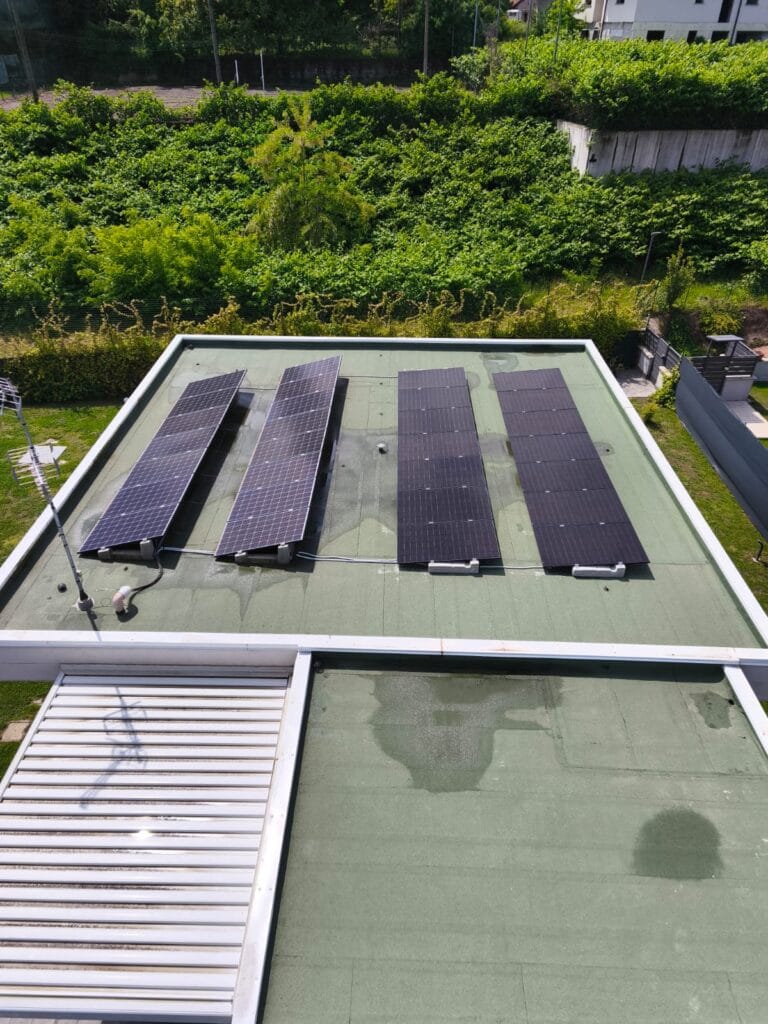 Impianto fotovoltaico trifase V-TAC da 10 kWp con accumulo da 10 kW su tetto piano con zavorre a Gattico-Veruno (NO) 3 zanuzzi02